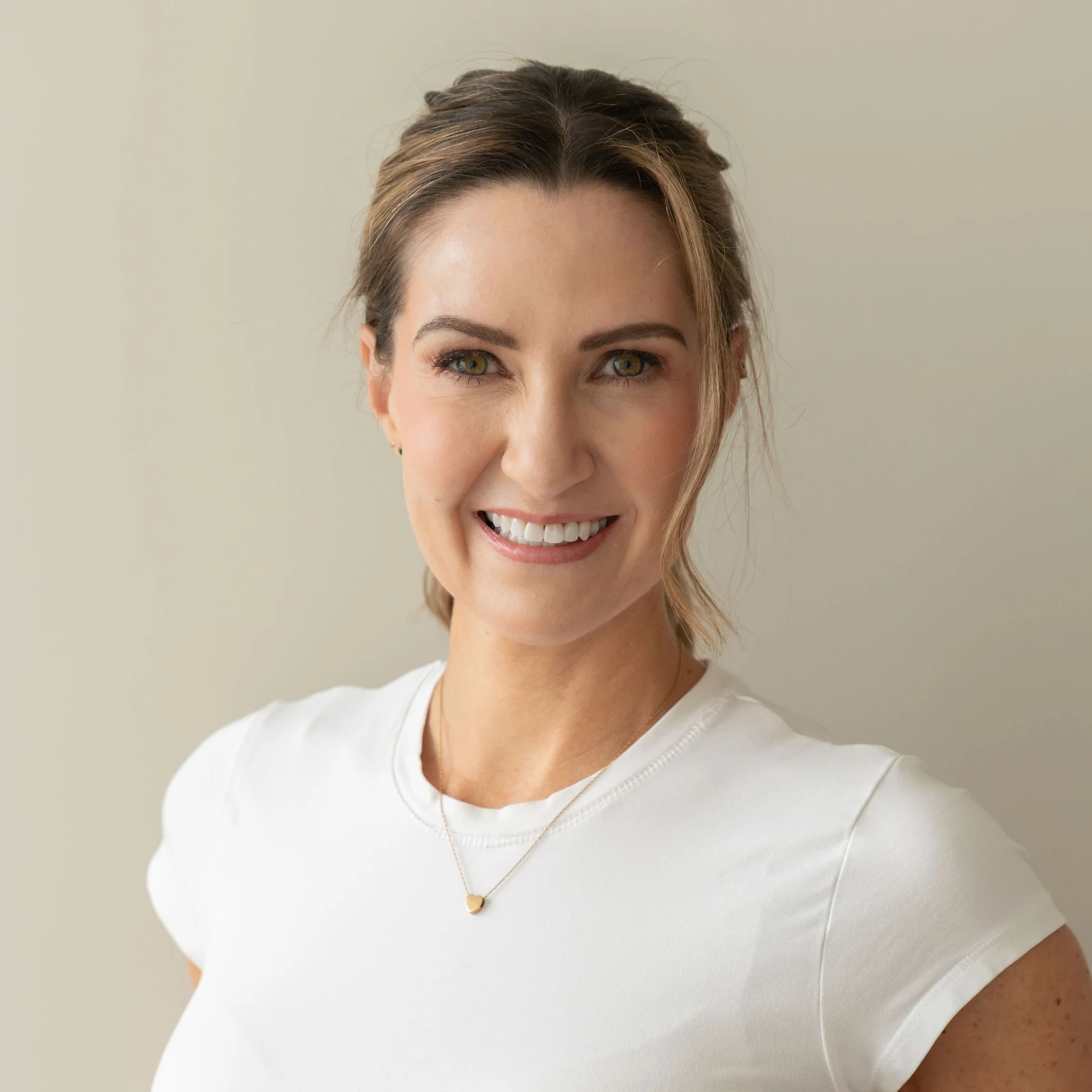 Retrato de Alejandra Correa, con una sonrisa y camiseta blanca