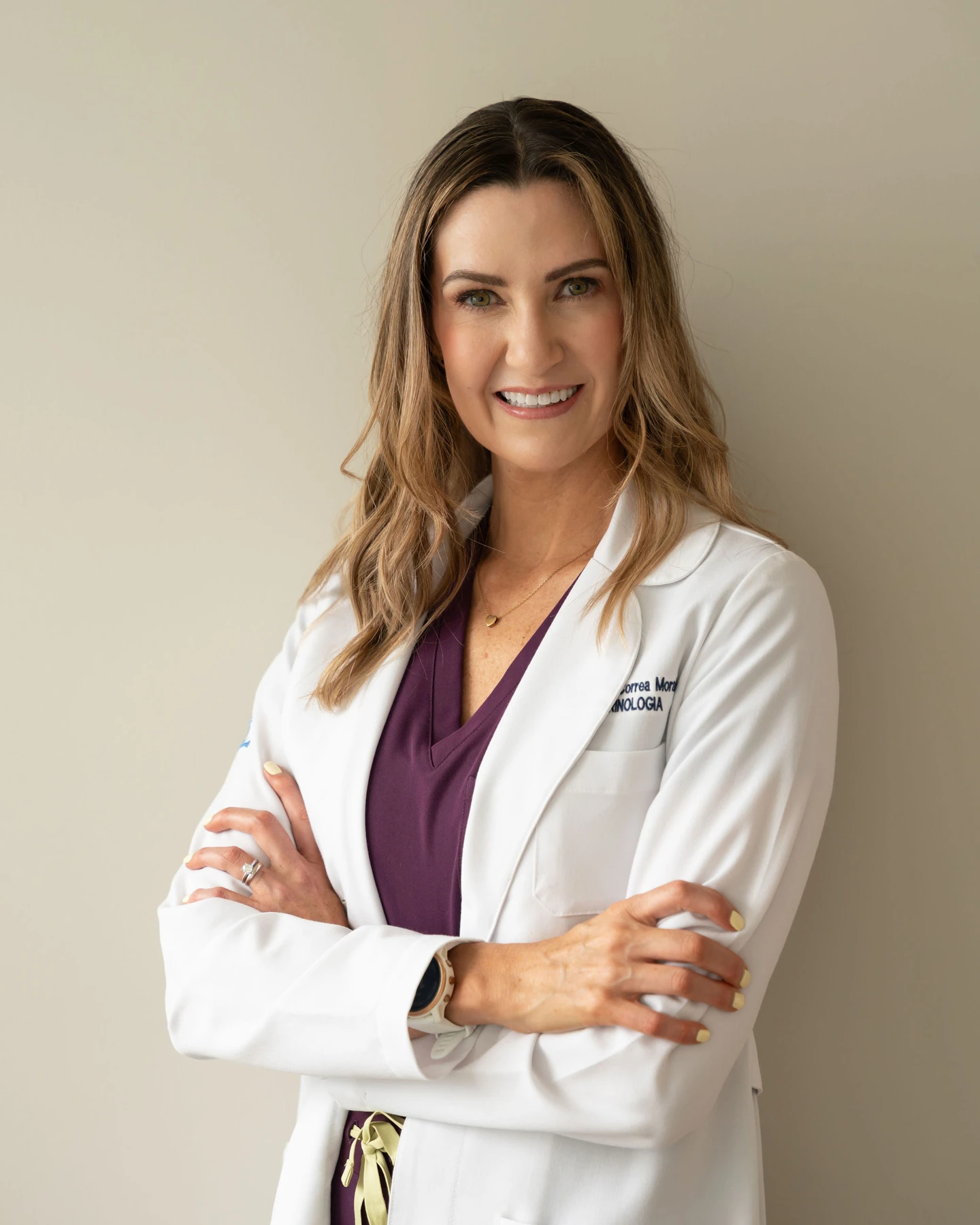 Dra. Alejandra Correa Morales, sonriente y con bata médica